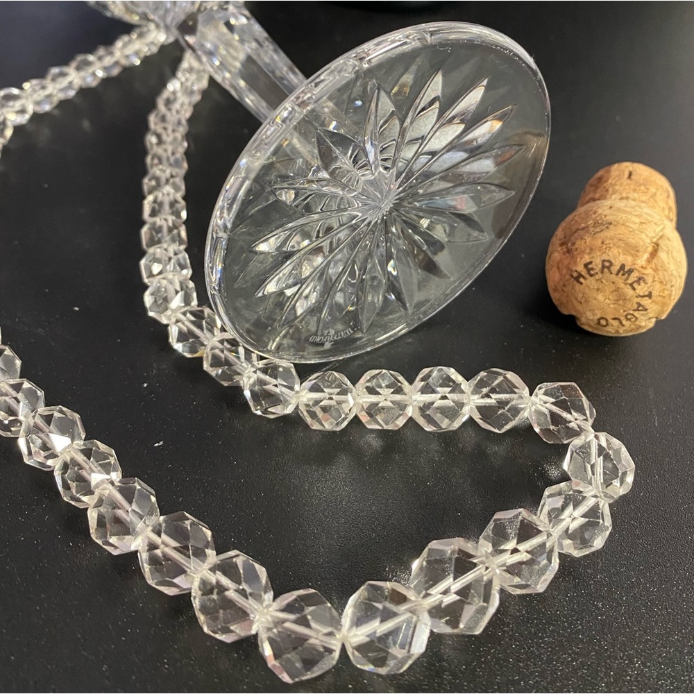 ❤️❤️Beautiful vintage Fine Crystal 38” graduated bead necklace.